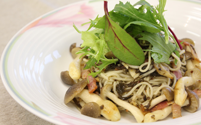 もずく麺のしめじとベーコンのパスタ