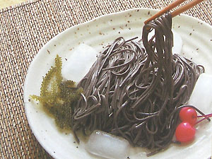 イトサン株式会社商品情報 - モズク入りイカスミそうめん（乾麺）