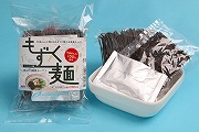 イトサン株式会社商品情報 - もずく麺（イカスミ入り）　あっさり豚骨スープ　１食分